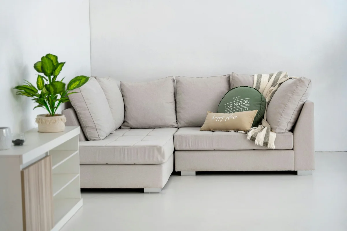 Desain ruang tamu dengan sofa dan meja sebagai pusat dekorasi