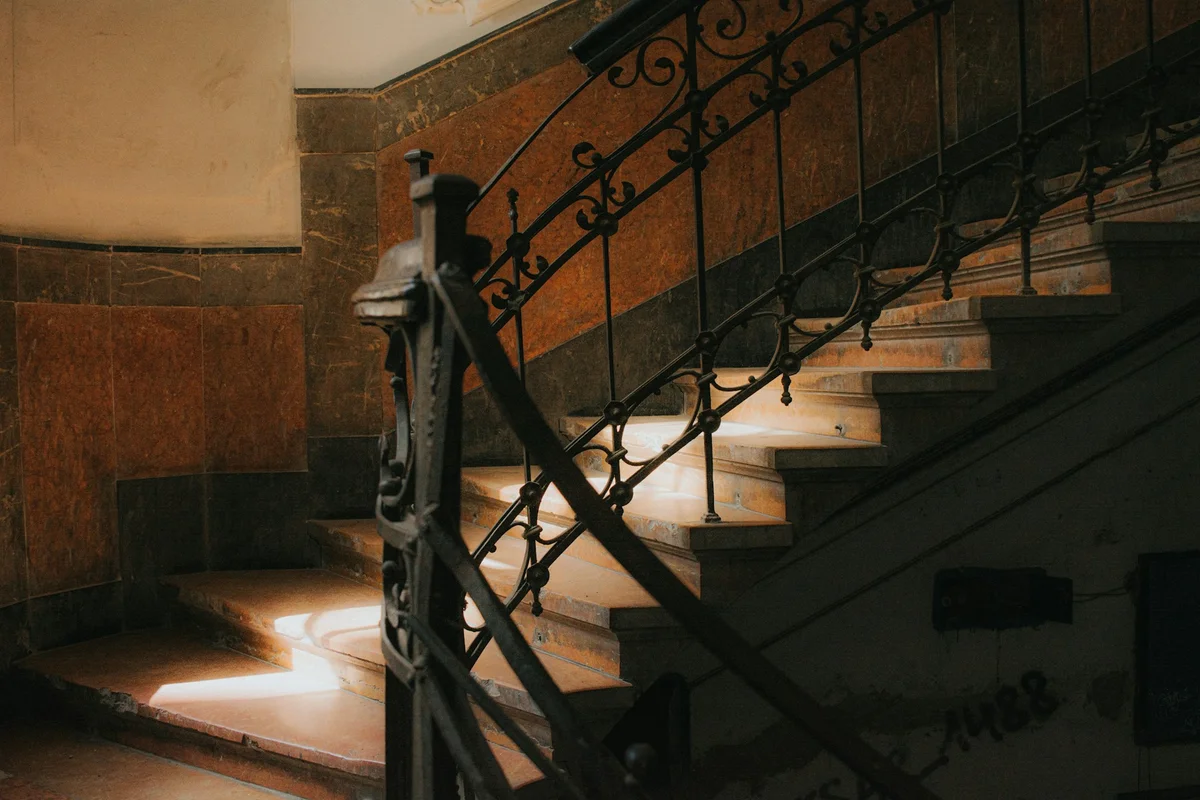 Desain Tangga Multi Era (Minimalis, Klasik dan Tradisional)