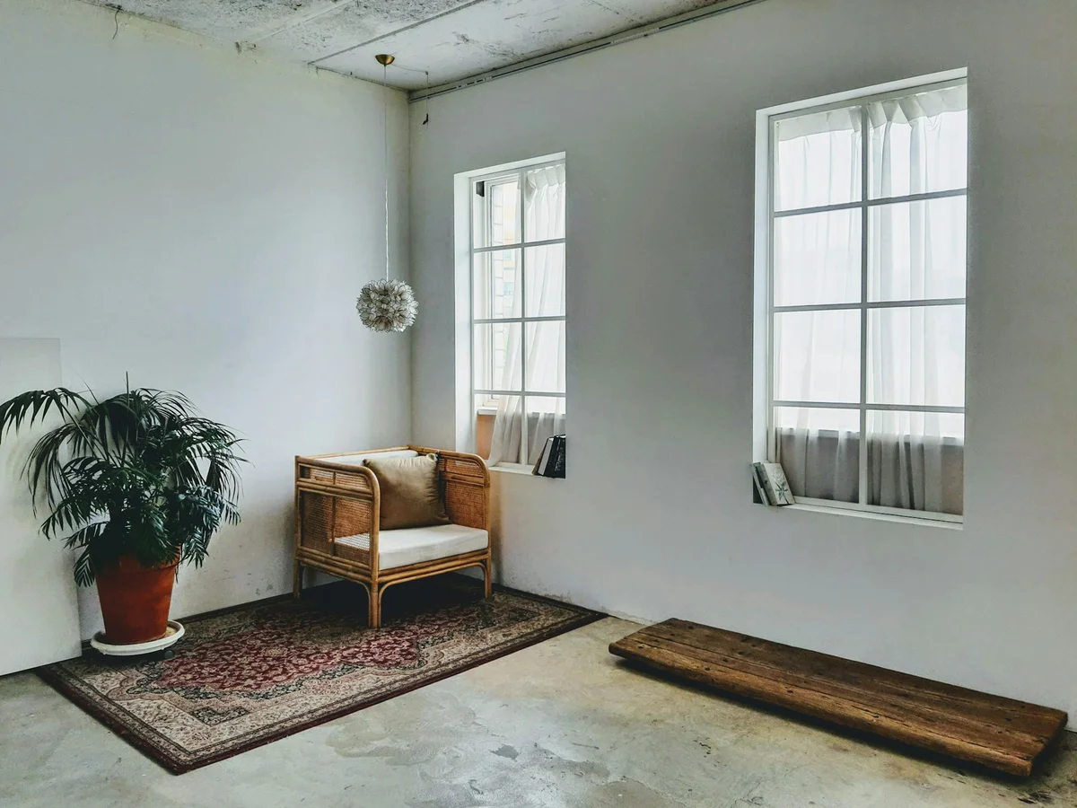 6 Trik untuk Menghidupkan Warna pada Dinding Putih Anda