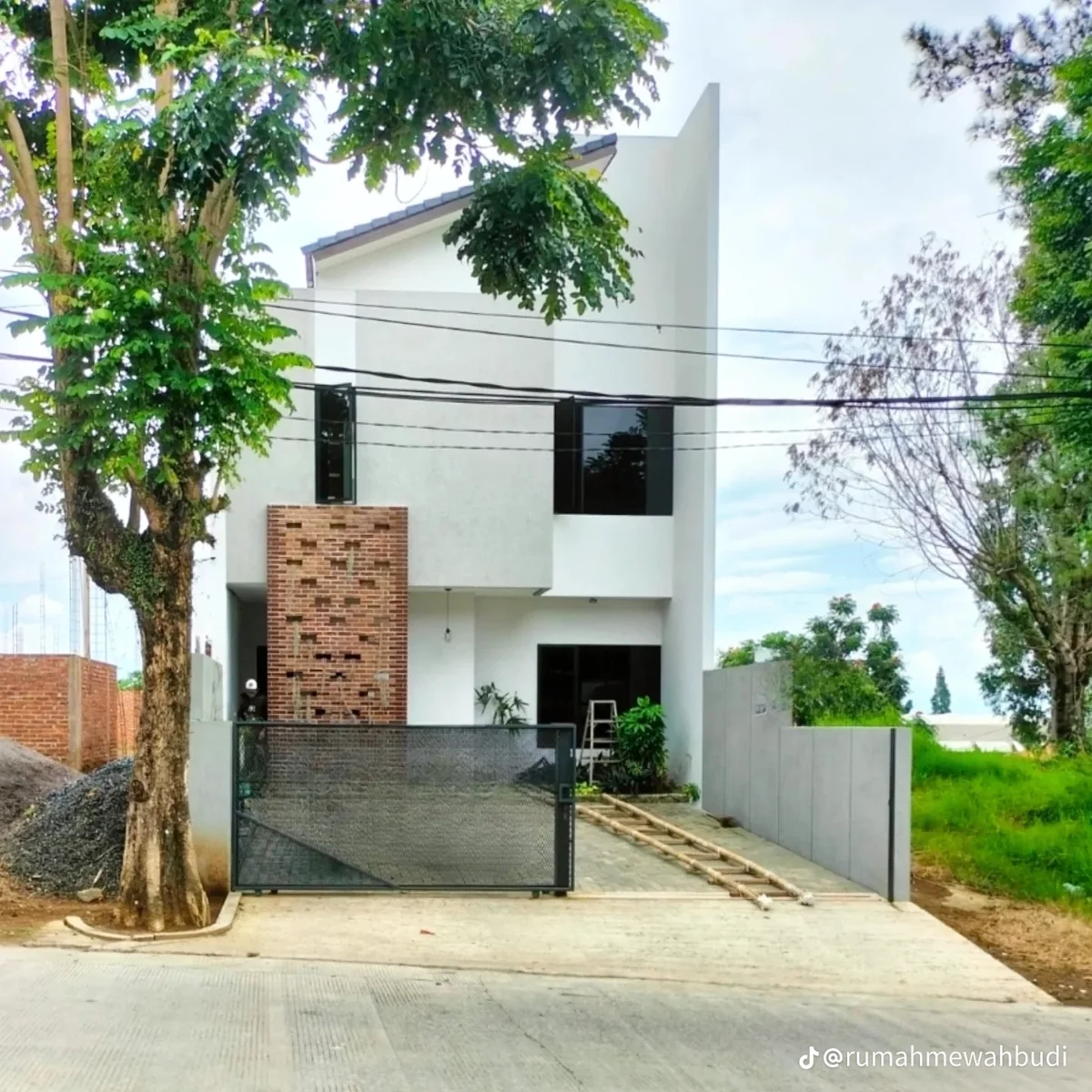 DIJUAL RUMAH MODERN TERBAIK 3 M-An DI SETIABUDI REGENCY BANDUNG