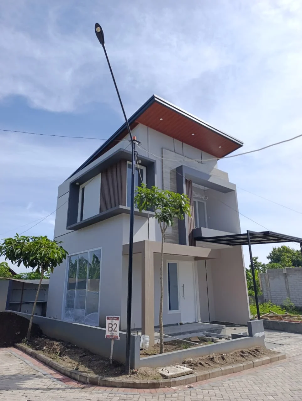 PERUMAHAN TERLARIS DI KOTA MAGETAN, RUMAH MODERN 2 LANTAI 400* JTan
